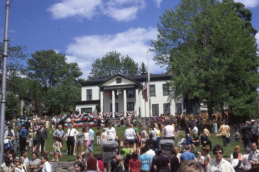 Memorial Day Parade 1967 – The crowd in front of the VFW