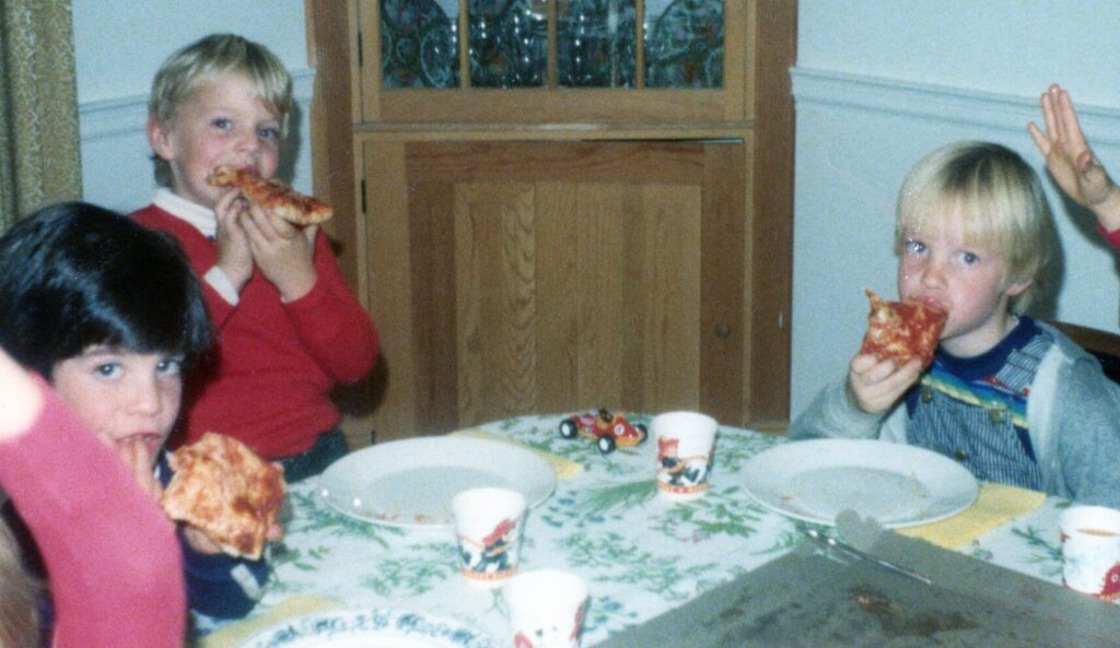 Three little kids eating pizza at the Drakes in the late 1970’s.