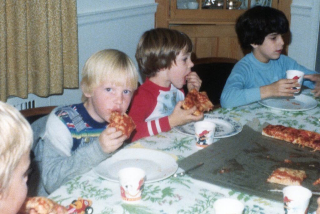 Young kids eating pizza at the Drakes in the late 1970’s.
